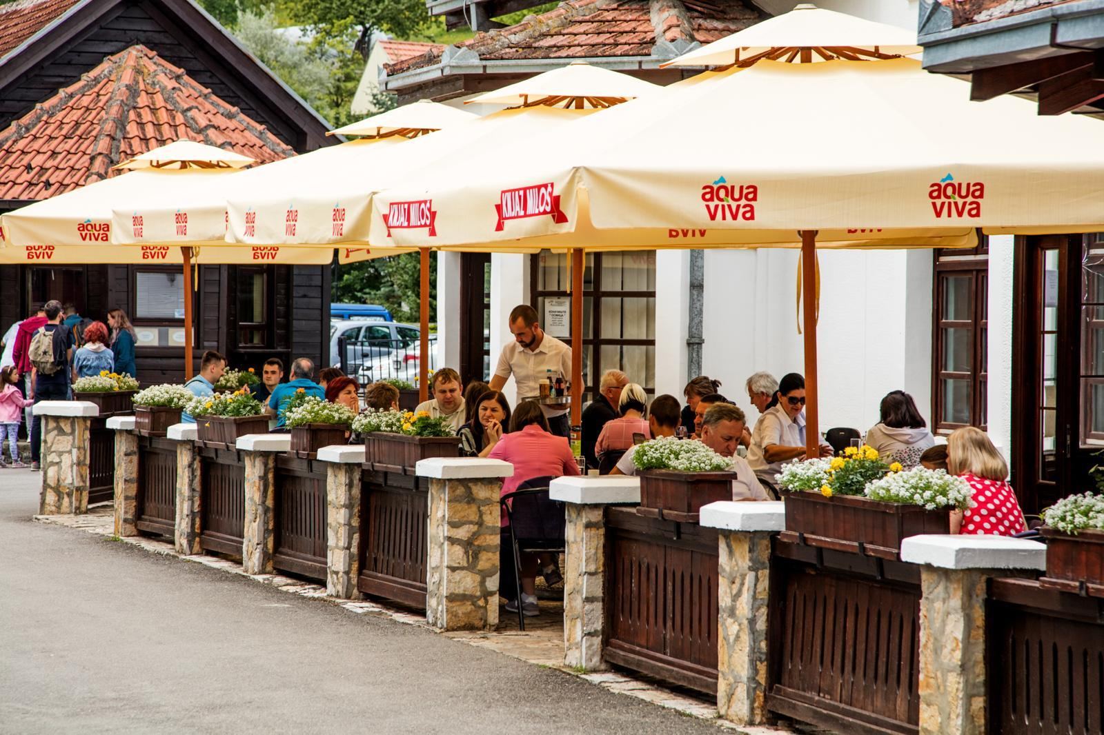 Тераса пуна гостију